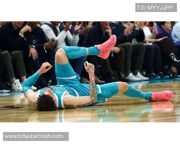 拉梅洛鲍尔表现平平19投6中三分球命中率低迷仍砍下20分5篮板8助攻