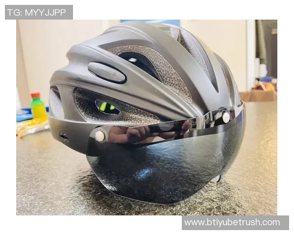 东契奇调侃海斯骑车太危险呼吁大家佩戴头盔安全出行