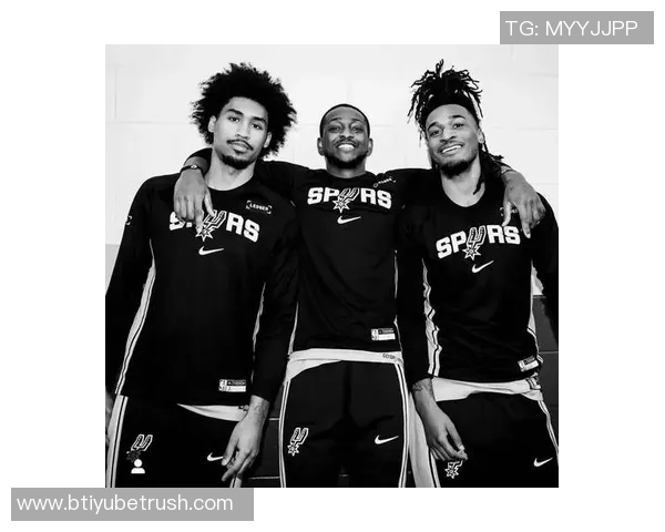 卡斯尔生涯最佳表现30分10板6助获詹姆斯亲笔签名球衣荣耀时刻 卡斯尔生涯最佳表现30分10板6助获詹姆斯亲笔签名球衣荣耀时刻