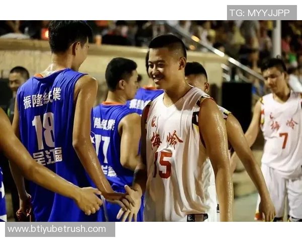 拳击赛现场火药味十足马威与老六激烈对抗被驱逐引发热议